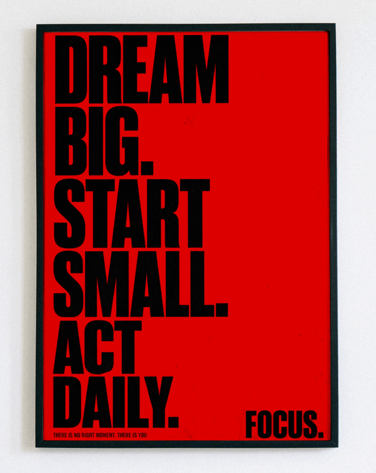 Motywacyjny obraz w ramce Dream Big Act Daily – minimalistyczna grafika z napisem do salonu i biura – Demarro
