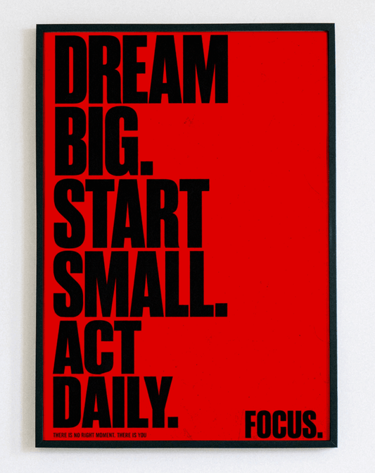 Motywacyjny obraz w ramce Dream Big Act Daily – minimalistyczna grafika z napisem do salonu i biura – Demarro