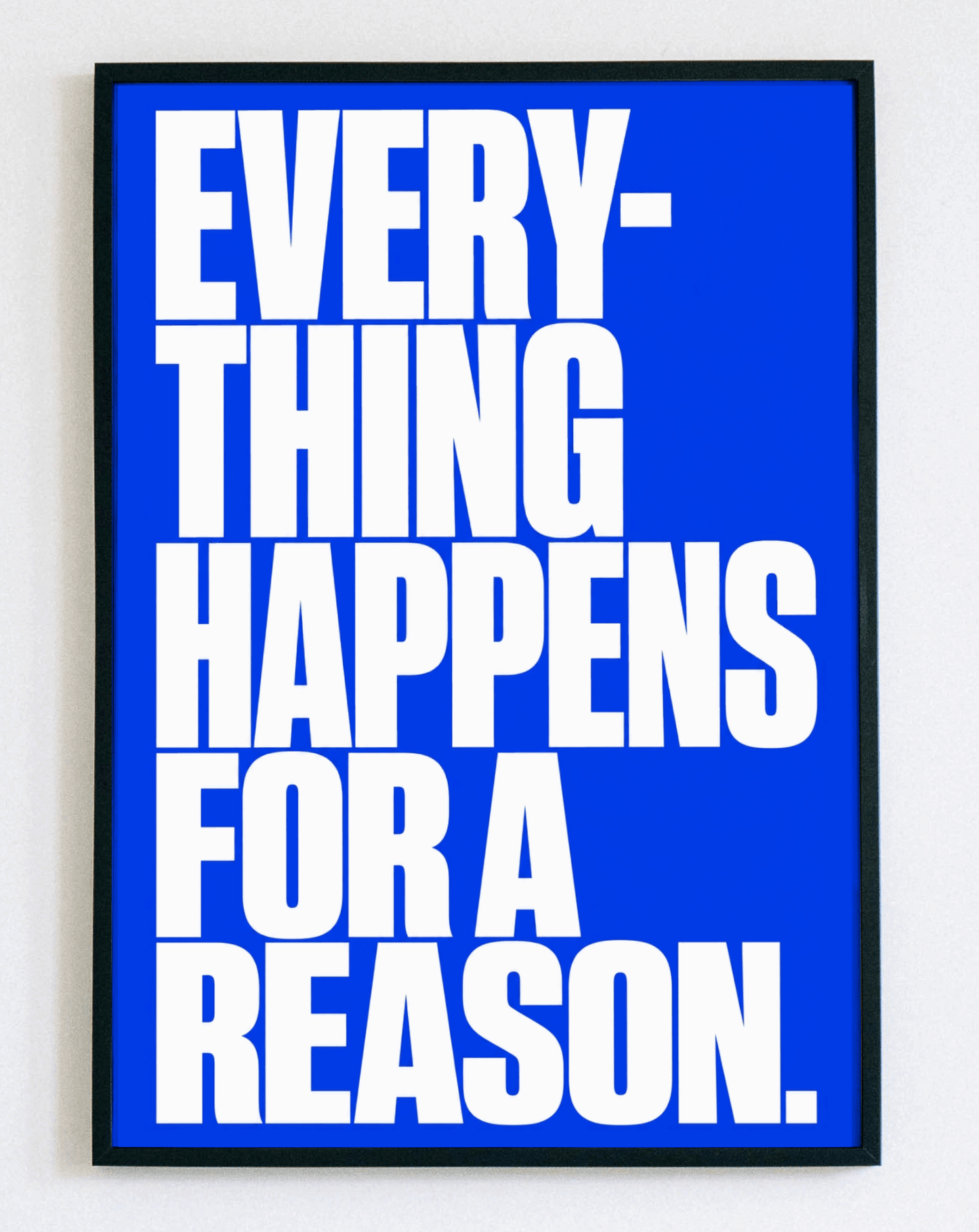 Minimalistyczny obraz w ramce Everything Happens for a Reason – nowoczesna grafika z napisem do salonu i sypialni – Demarro