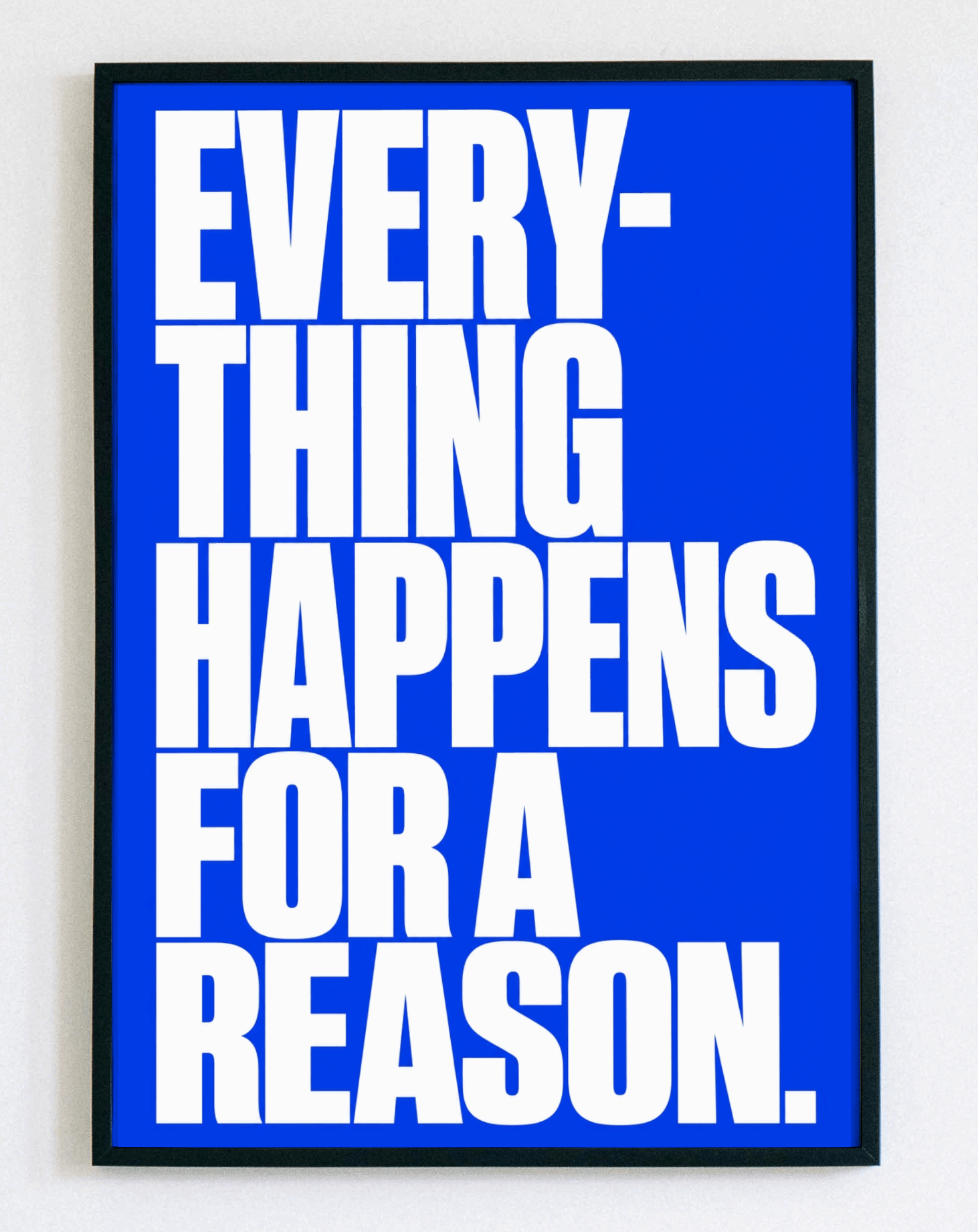 Minimalistyczny obraz w ramce Everything Happens for a Reason – nowoczesna grafika z napisem do salonu i sypialni – Demarro