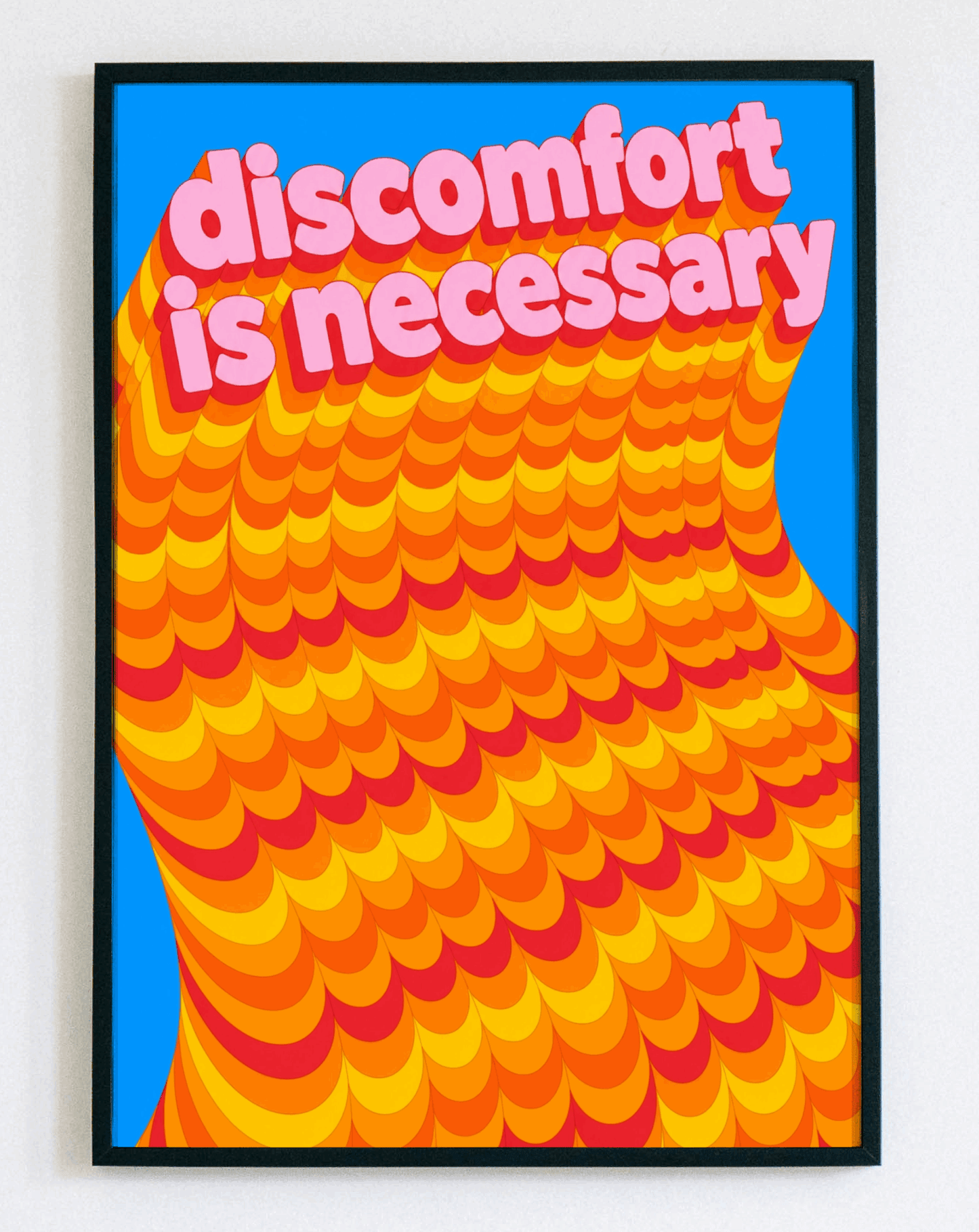 Minimalistyczny obraz w ramce Necessary Discomfort – nowoczesna grafika z napisem do salonu i gabinetu – Demarro